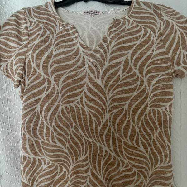 Daisy + Coco Sophie Leaf Print Split Neck Top Size M Brown White