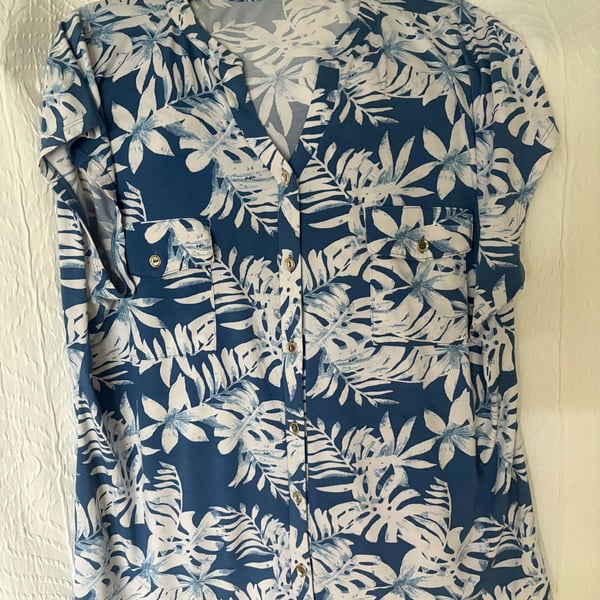 CURE Blouse Size 1XL Blue White Tropical Floral Button Front Pockets