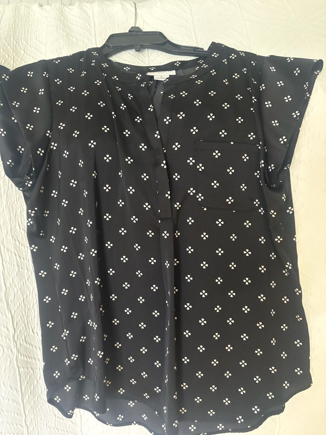 Liz Claiborne Blouse Size M Black White Clover Print V-Neck Pocket 2