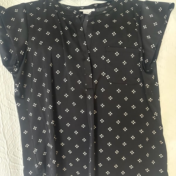 Liz Claiborne Blouse Size M Black White Clover Print V-Neck Pocket