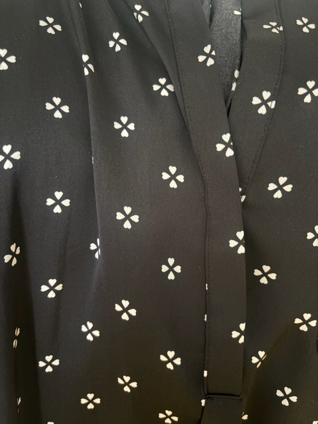 Liz Claiborne Blouse Size M Black White Clover Print V-Neck Pocket 3