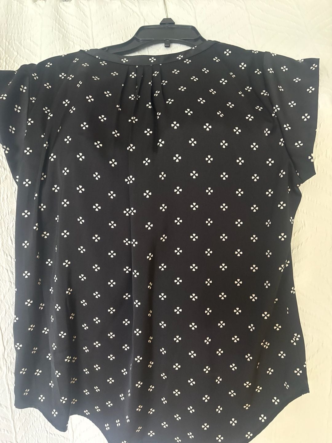 Liz Claiborne Blouse Size M Black White Clover Print V-Neck Pocket 5