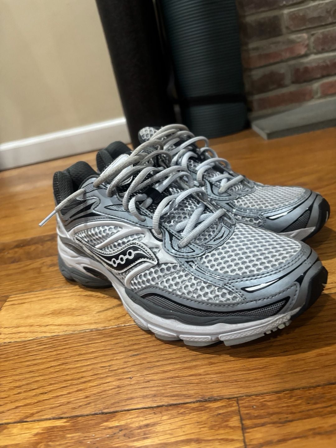 Saucony ProGrid Omni 9 Silver Gray Black Sneakers Unisex Size 10.5 2