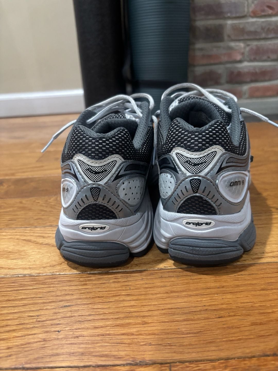 Saucony ProGrid Omni 9 Silver Gray Black Sneakers Unisex Size 10.5 4