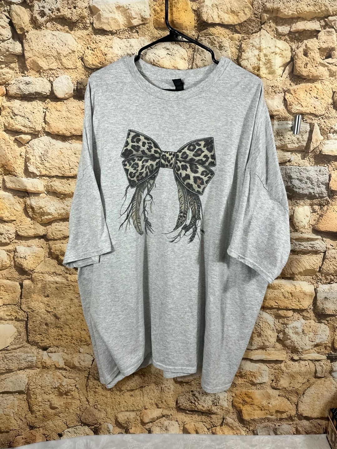 Gildan Graphic T-Shirt Size 5XL Grey Leopard Bow 2