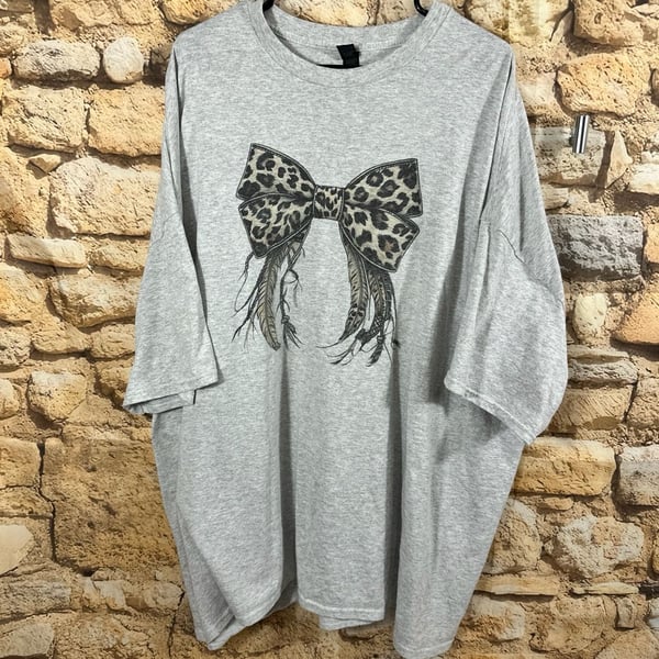 Gildan Graphic T-Shirt Size 5XL Grey Leopard Bow