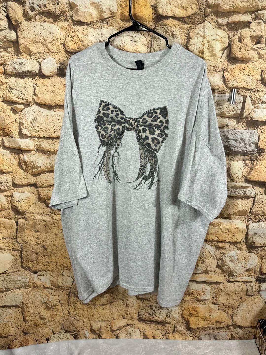 Gildan Graphic T-Shirt Size 5XL Grey Leopard Bow 3