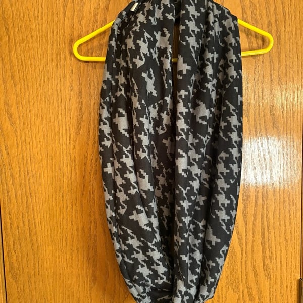 2 Chic Black Silver Houndstooth Infinity Scarf Secret Pocket