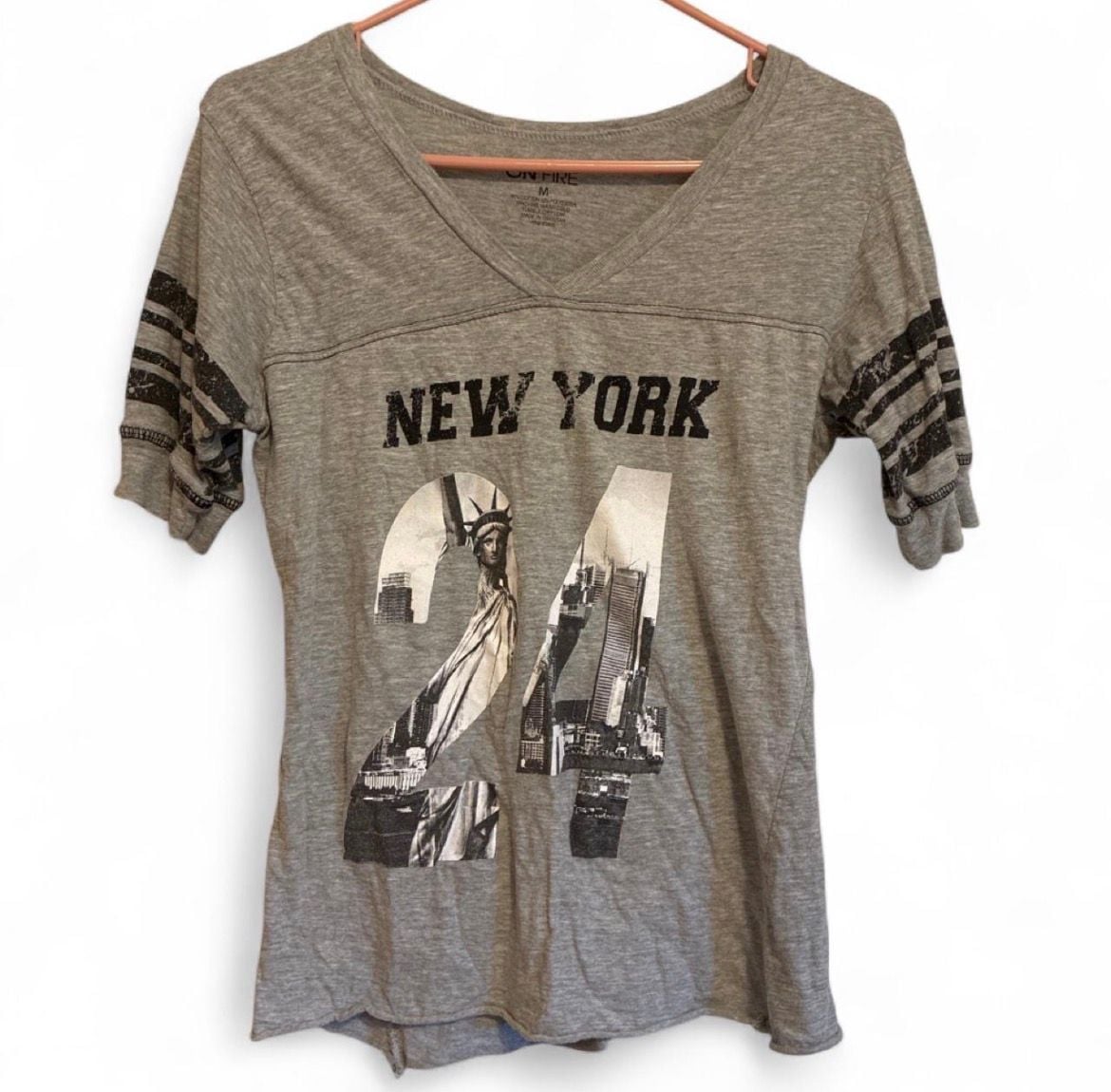 On Fire New York City Graphic V-Neck T-Shirt Size M Gray 2