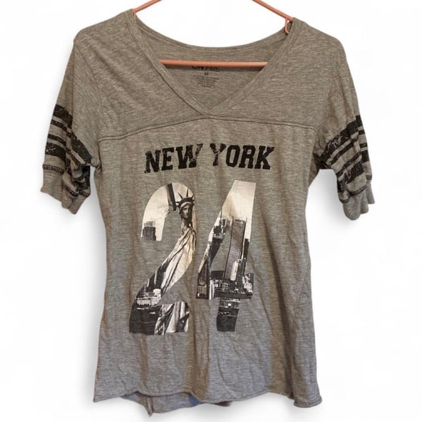 On Fire New York City Graphic V-Neck T-Shirt Size M Gray