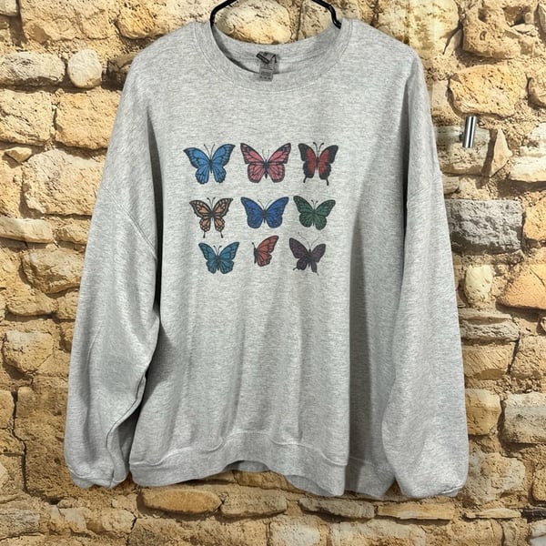Gildan Butterfly Crewneck Sweatshirt Size 2XL Gray Good Things Ahead