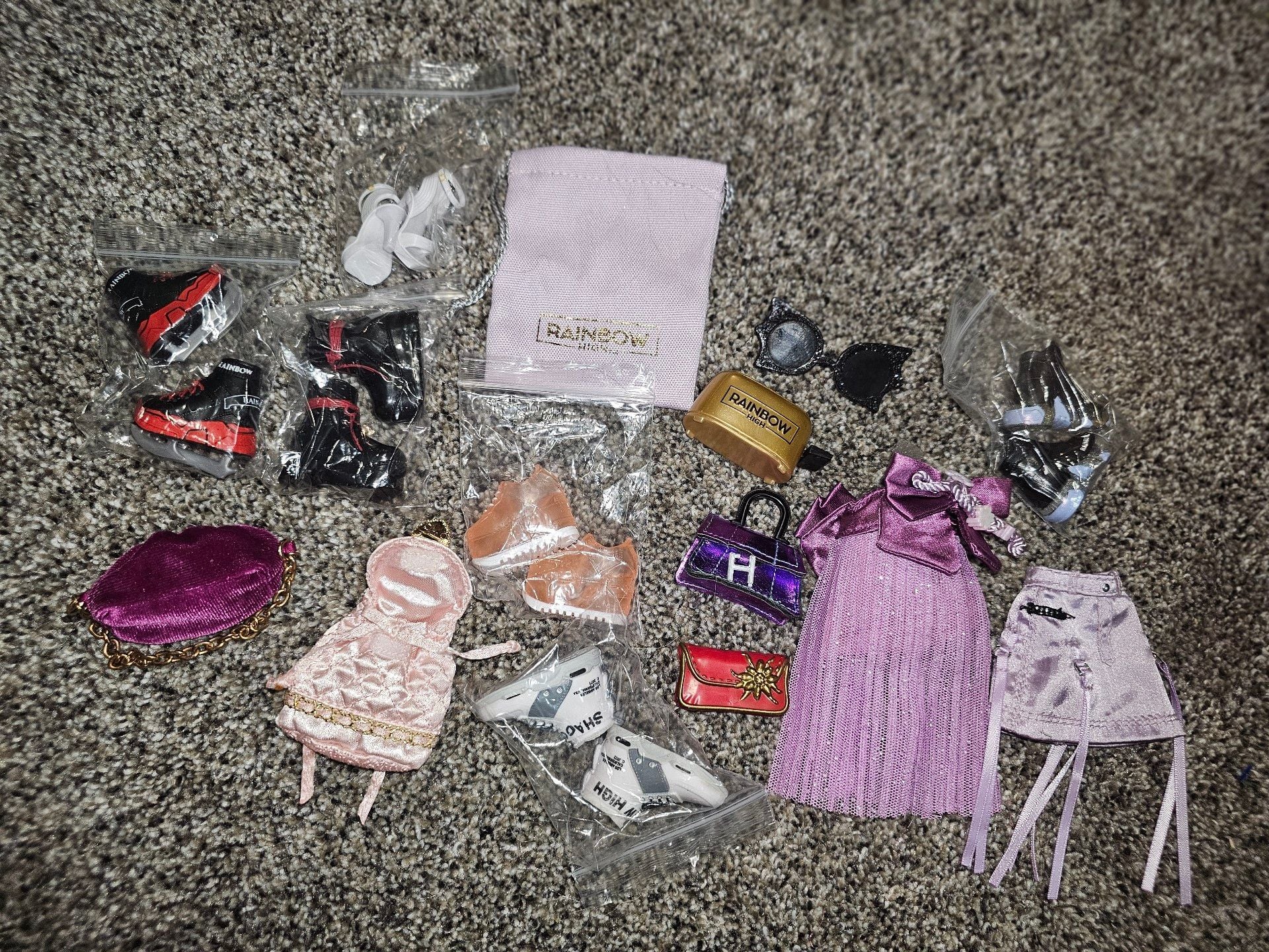 Rainbow High Mini Accessories Studio Lot Shoes Purses Clothes 1