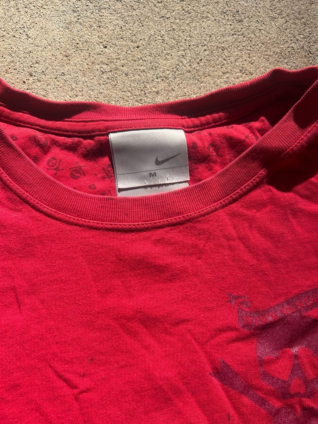 Y2k Nike T-Shirt Size M Red Skull Crossbones Graphic Tee 3