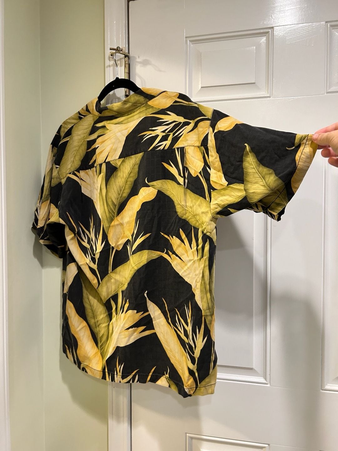 TOMMY BAHAMA Shirt Mens Medium Silk Black Leaf Print Button Down Hawaiian Casual 6