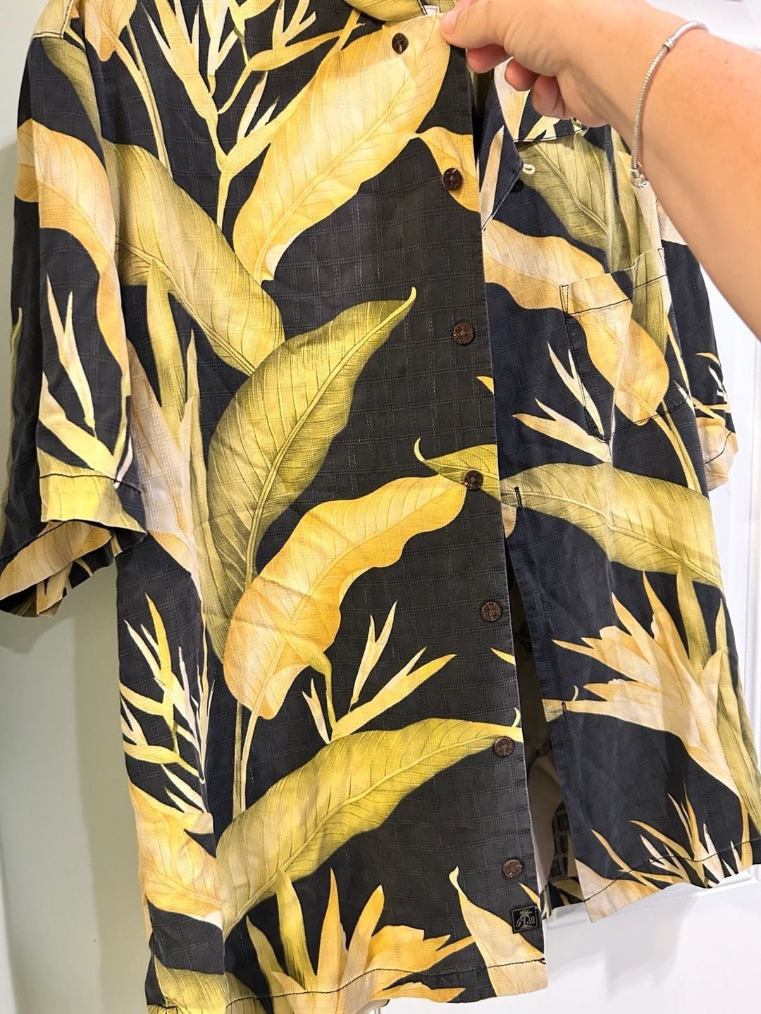 TOMMY BAHAMA Shirt Mens Medium Silk Black Leaf Print Button Down Hawaiian Casual 4