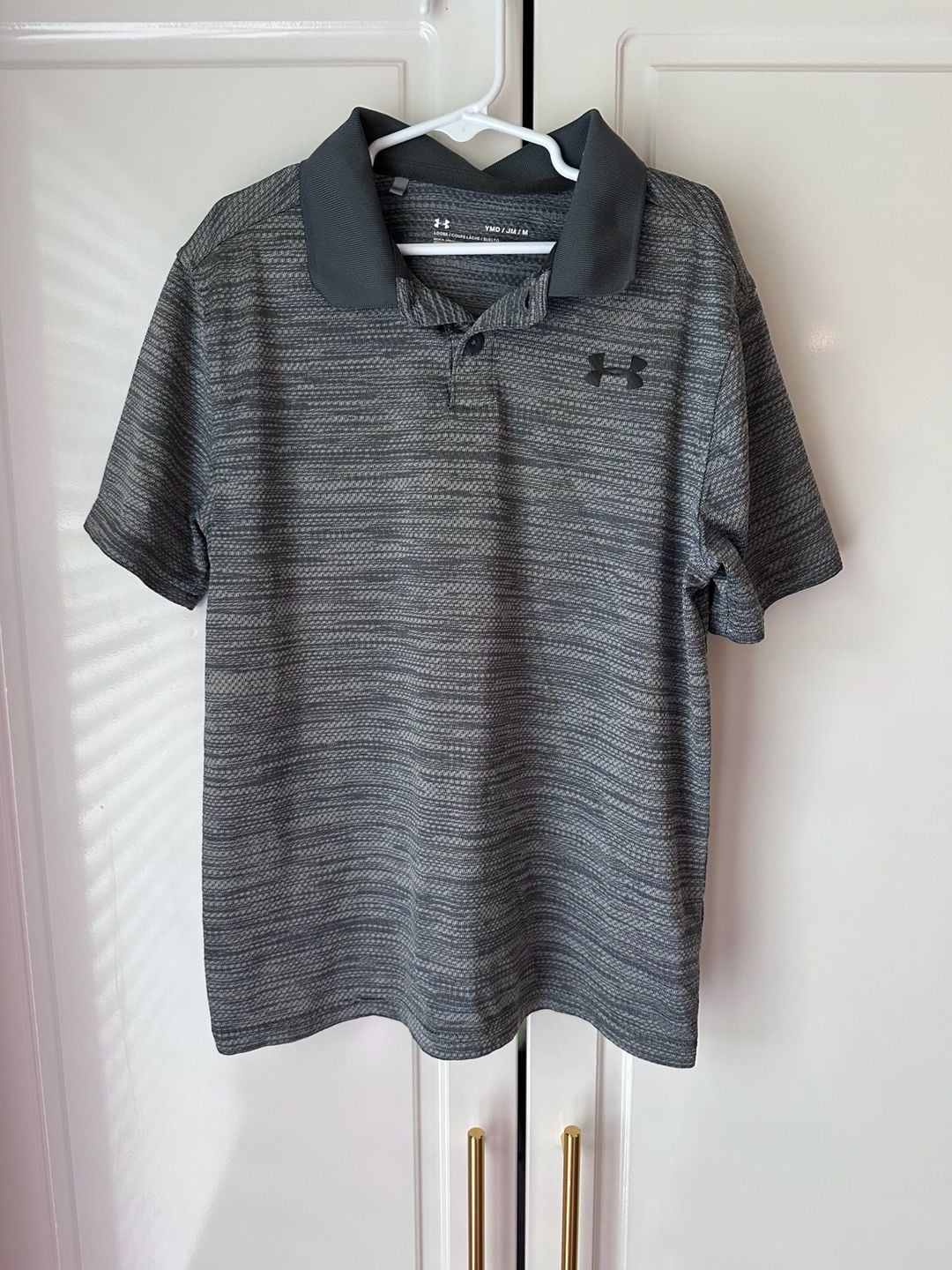 Under Armour Performance Polo Size YMD Gray Textured Short Sleeve Shirt 2