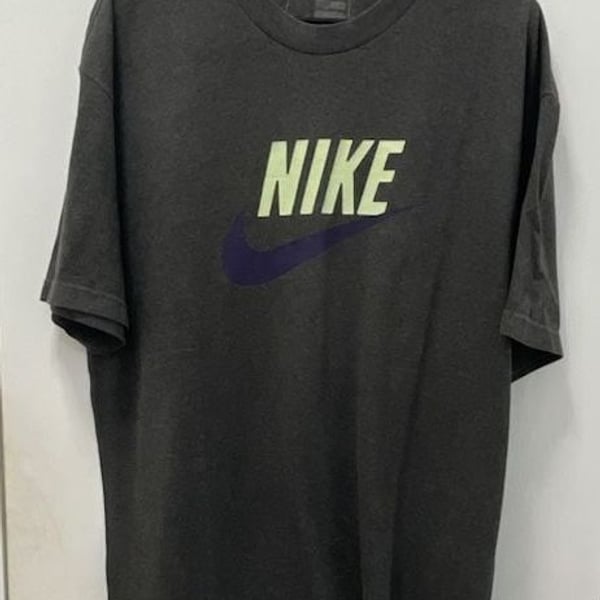 Nike Graphic T-Shirt Size XL Gray Logo