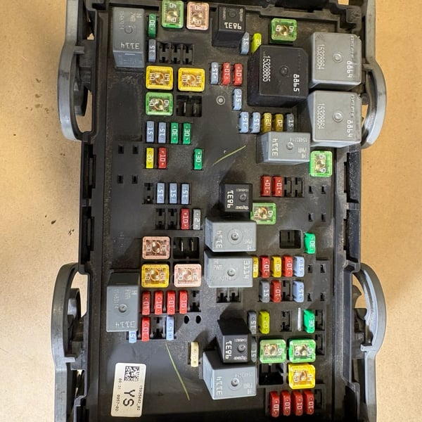 2007-2009 Chevy Silverado GMC Sierra Underhood Fuse Box 25815389 OEM