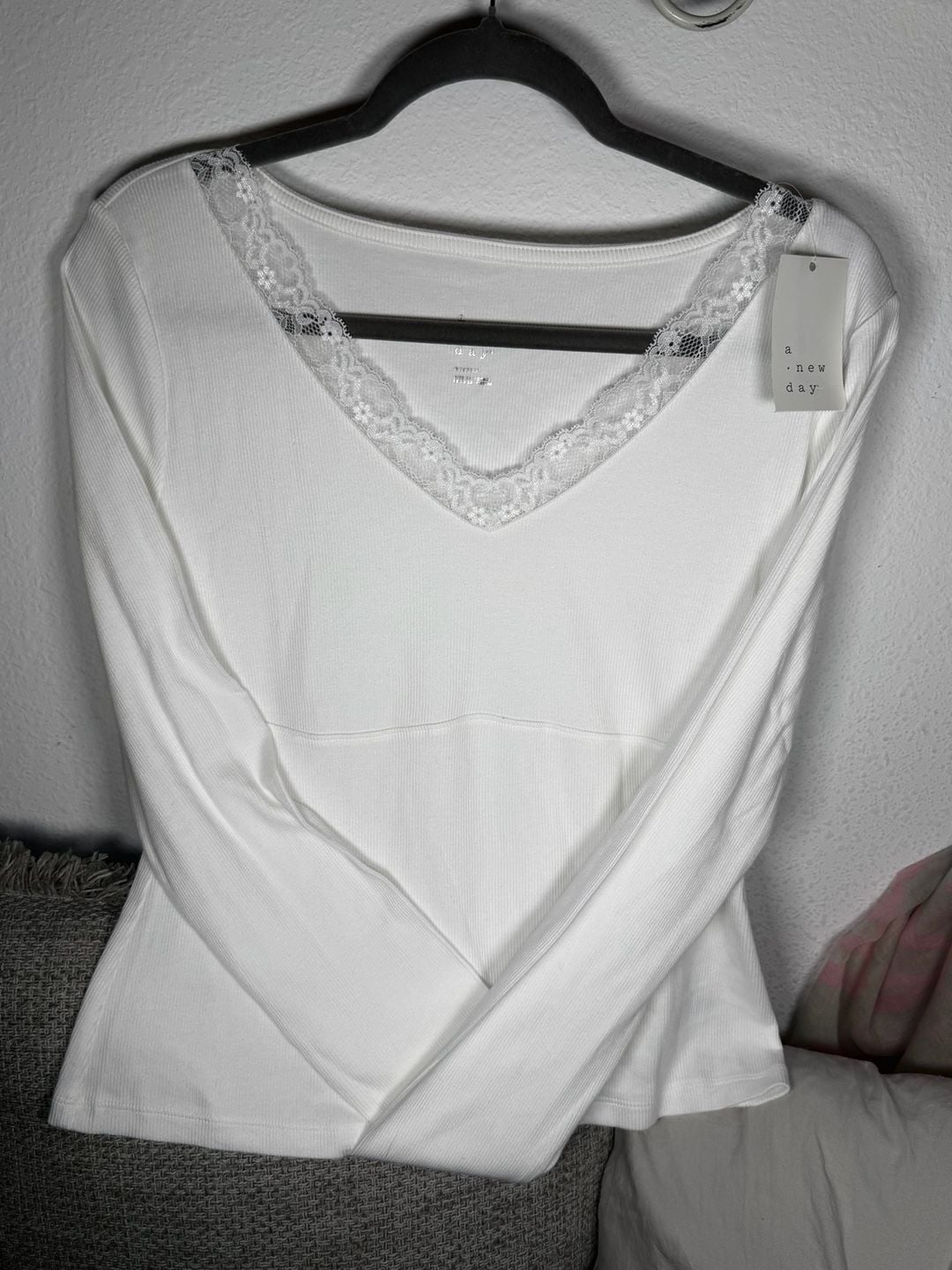A New Day Lace Trim V-Neck Ribbed Top Size Medium White Long Sleeve 1