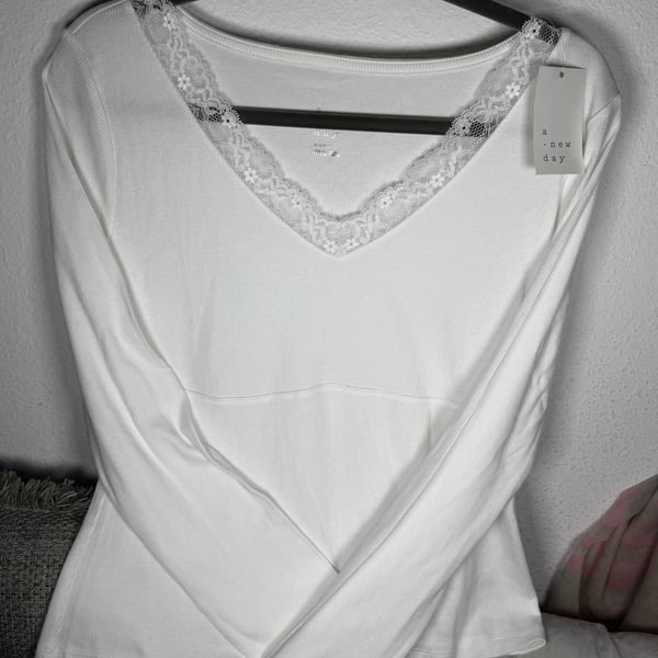 A New Day Lace Trim V-Neck Ribbed Top Size Medium White Long Sleeve