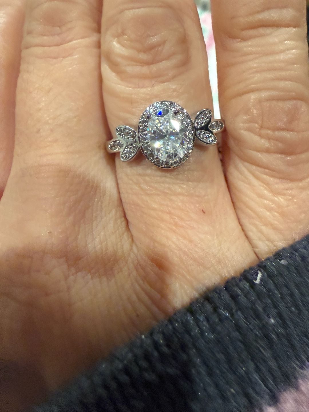 Oval Brilliant-Cut Moissanite Halo Ring with Pavé Leaf/Vine Accents 1 ct. BNWT
5