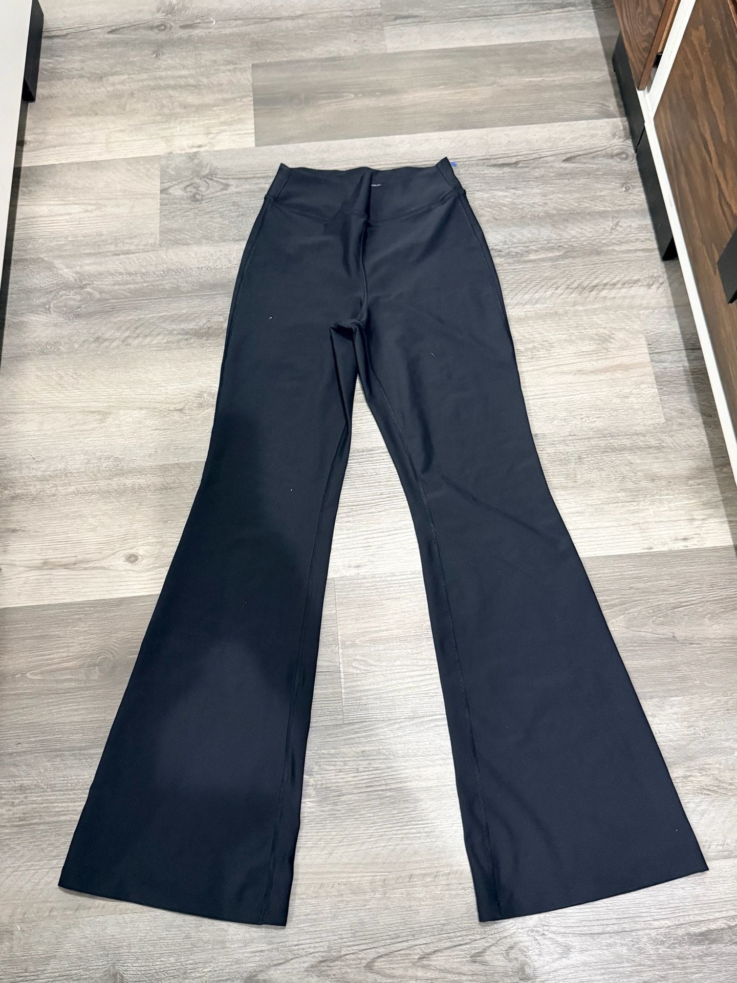 Old Navy Powersoft Extra High-Rise Flare Leggings Size S Black 1