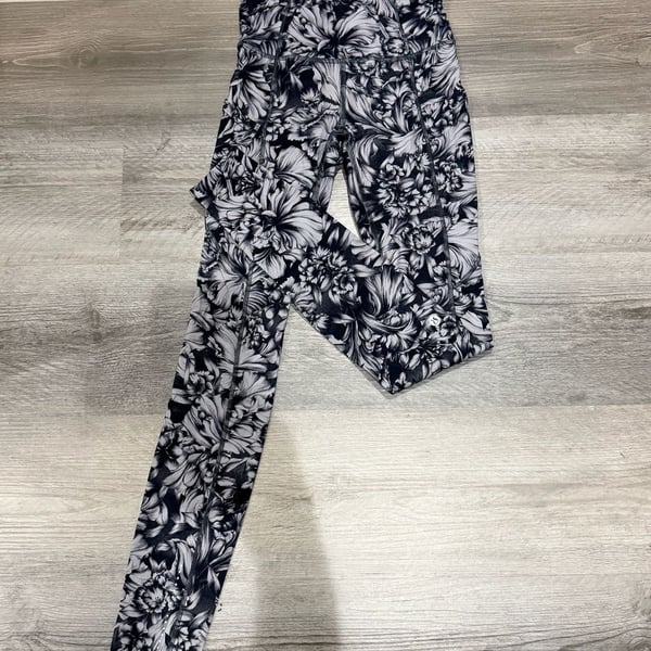 Lululemon Fast and Free Tight Size 2 Night Garden Black White Leggings