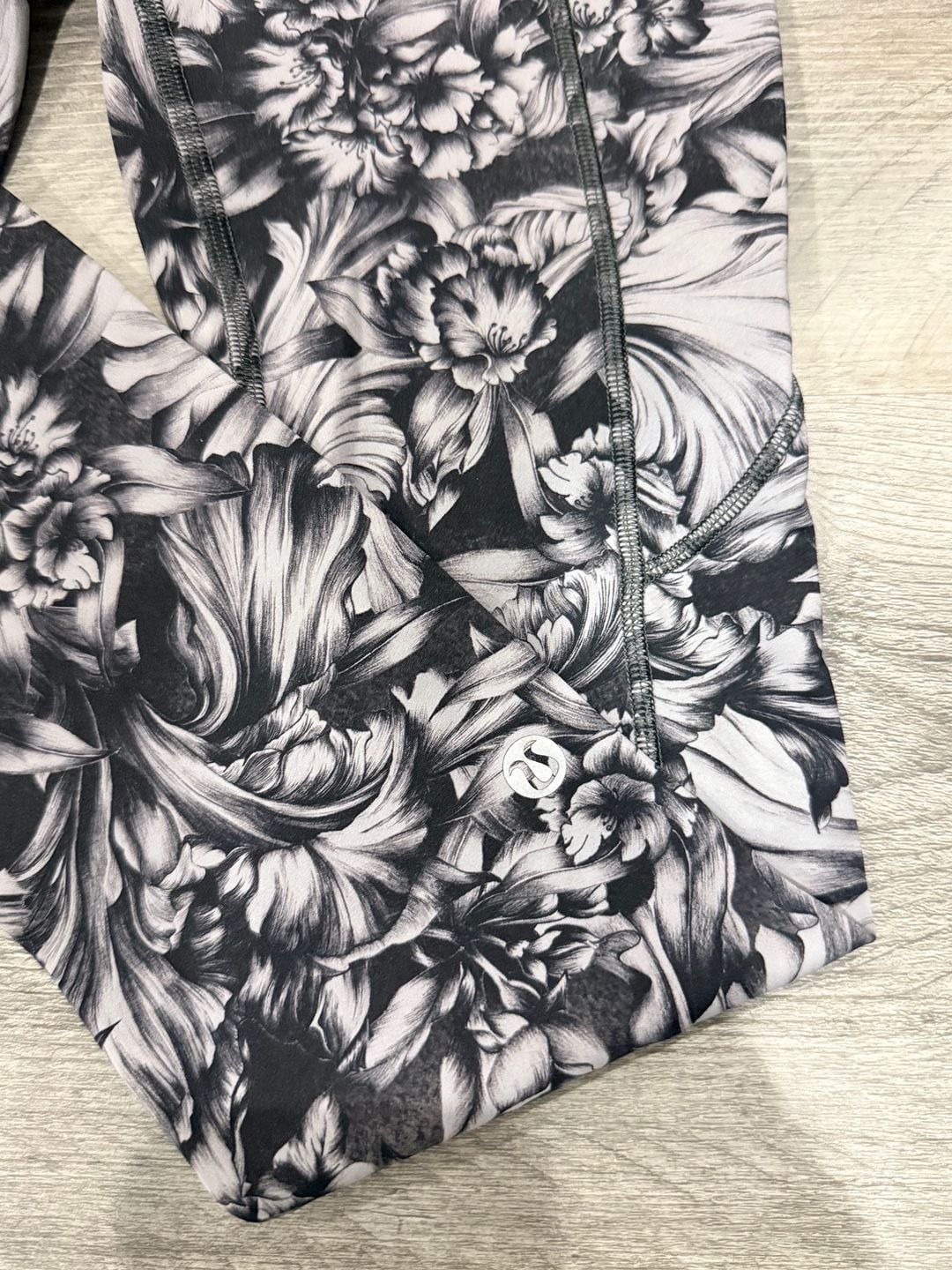 Lululemon Fast and Free Tight Size 2 Night Garden Black White Leggings 2