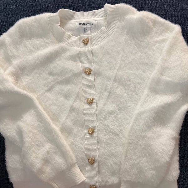 ANTHROPOLOGIE’s Bailey 44
Fuzzy Cardigan Size S White Gold Heart Buttons