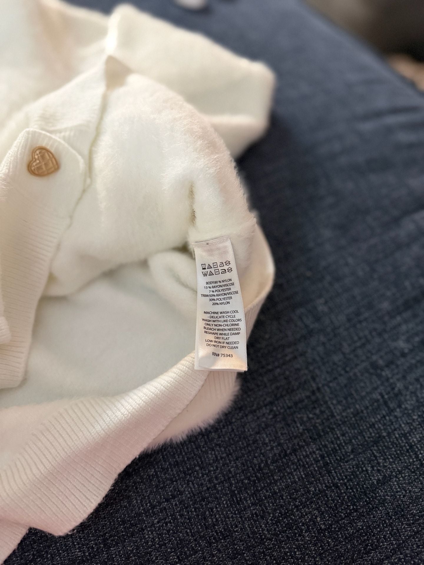 ANTHROPOLOGIE’s Bailey 44
Fuzzy Cardigan Size S White Gold Heart Buttons 5