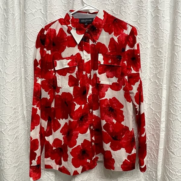 Jones New York Signature Blouse Size M Red White Floral Print Button Down