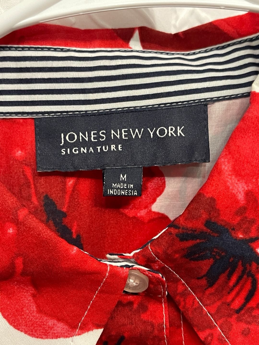 Jones New York Signature Blouse Size M Red White Floral Print Button Down 3