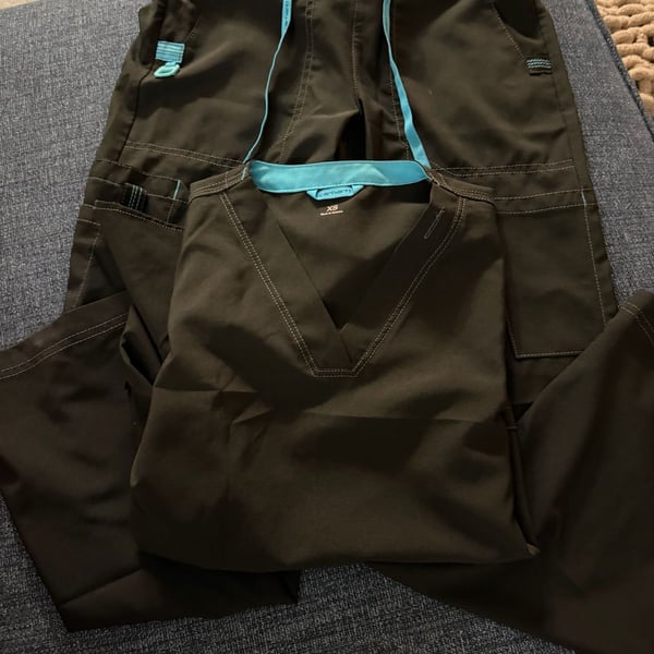 👨🏽⚕️👩🏼⚕️🦷🪥💉🩸CARHARTT SCRUB SET!!!
Carhartt Force Scrub Set Size XS Black Blue Trim Top Pants