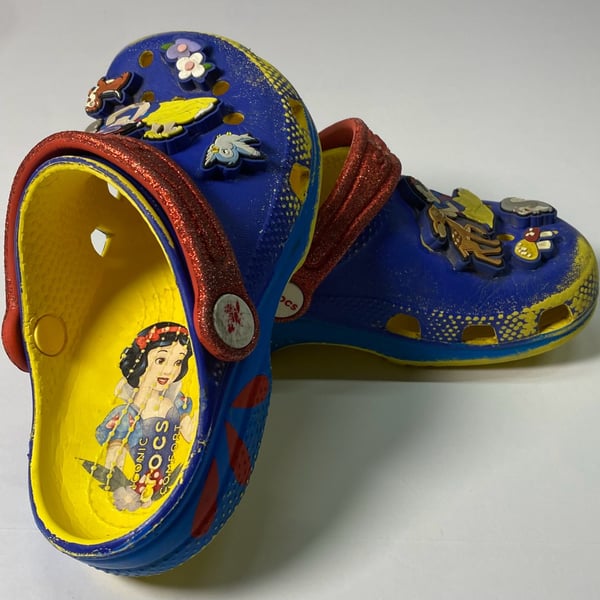 Crocs Disney Snow White Classic Clog Size C 11 Blue Red