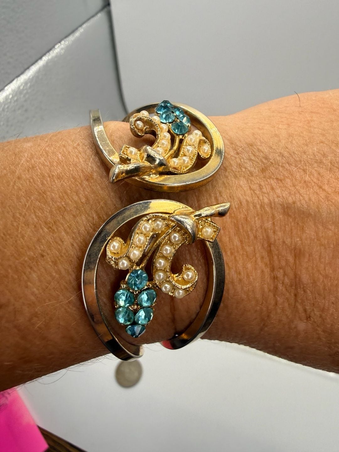 Vintage Gold Tone Hinged Clamper Bracelet 6.5 Inch 1