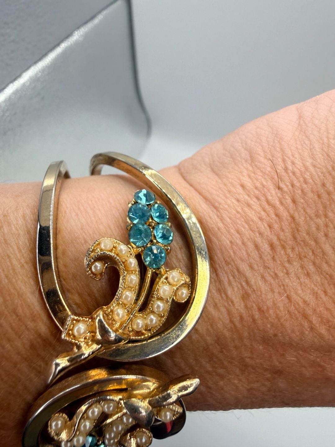 Vintage Gold Tone Hinged Clamper Bracelet 6.5 Inch 3