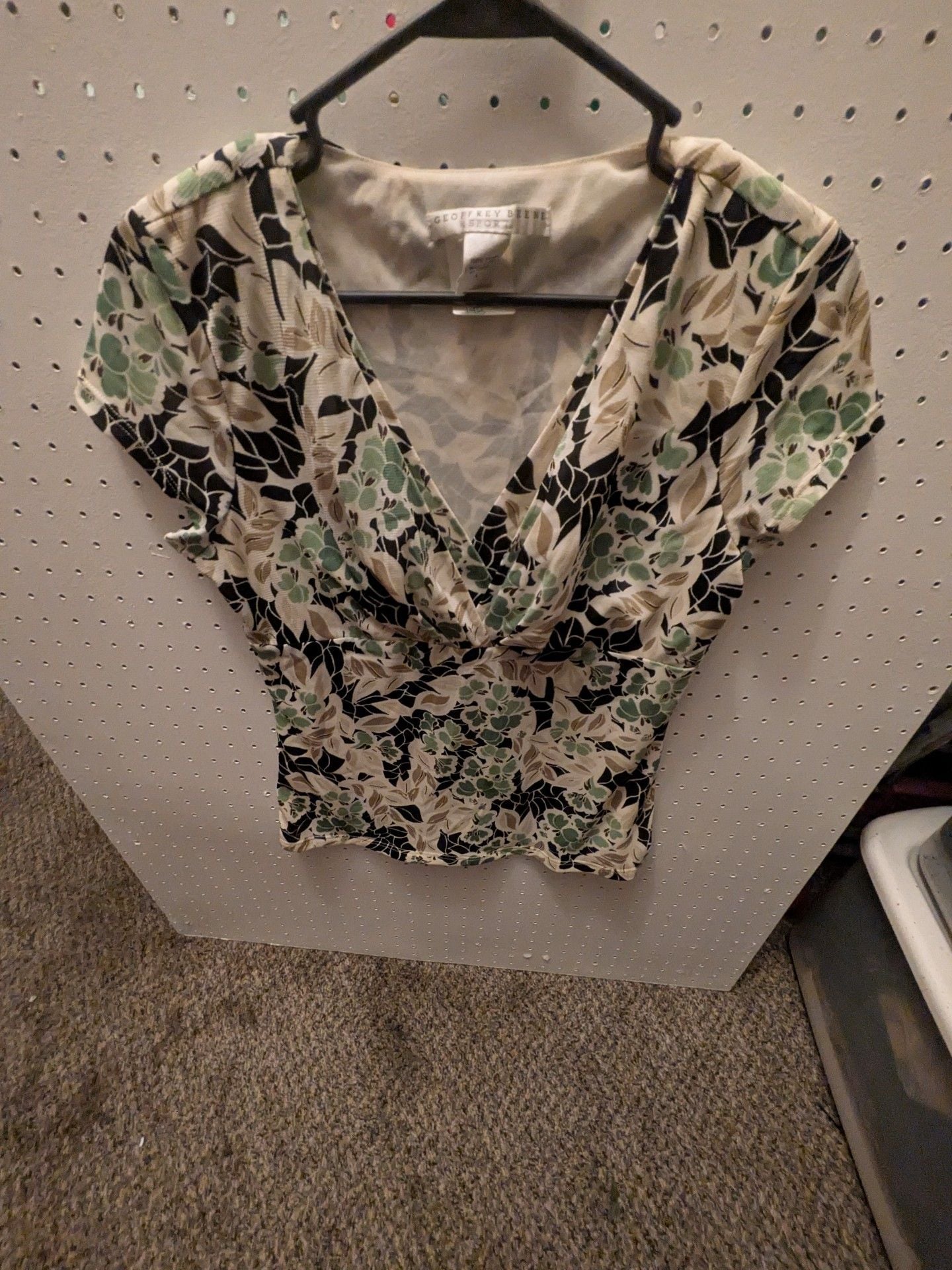 Geoffrey Beene Sport Floral V-Neck Blouse Size L Green Black Nylon 2