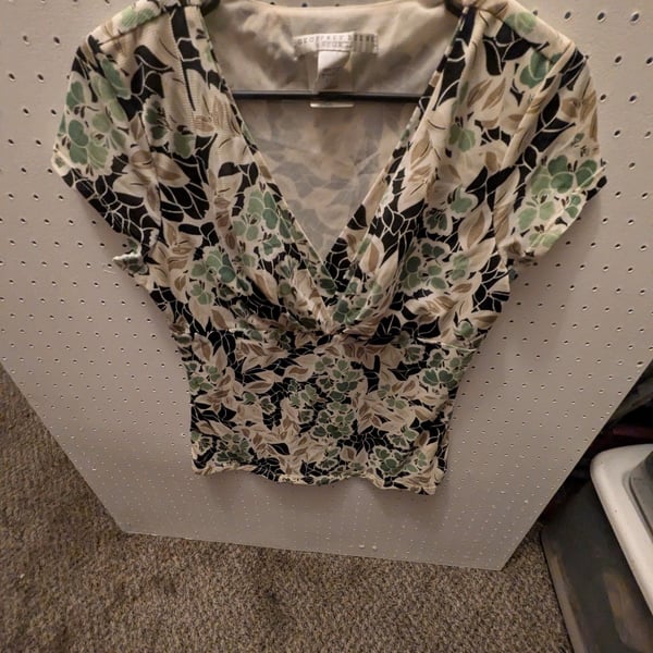 Geoffrey Beene Sport Floral V-Neck Blouse Size L Green Black Nylon