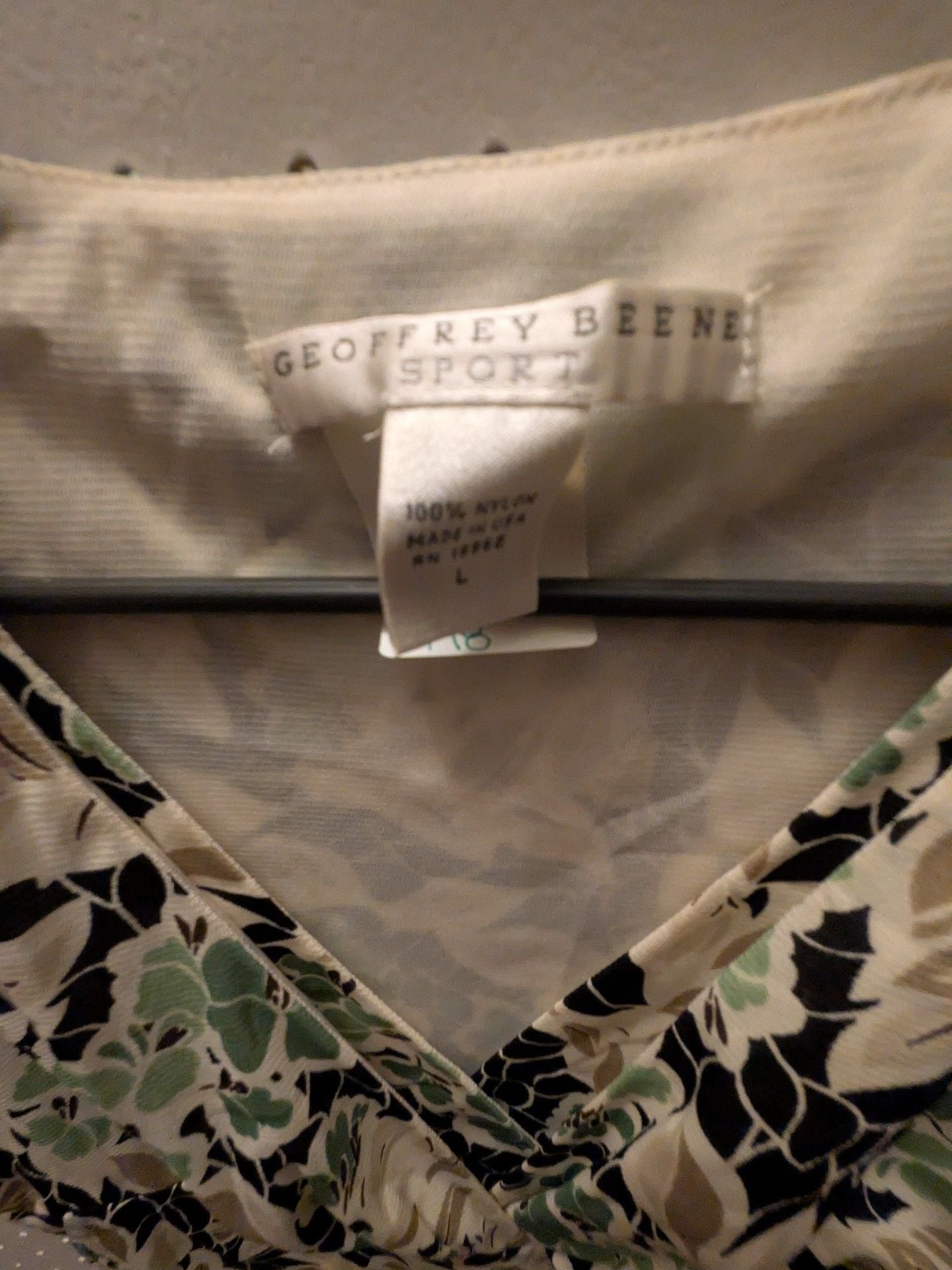 Geoffrey Beene Sport Floral V-Neck Blouse Size L Green Black Nylon 3