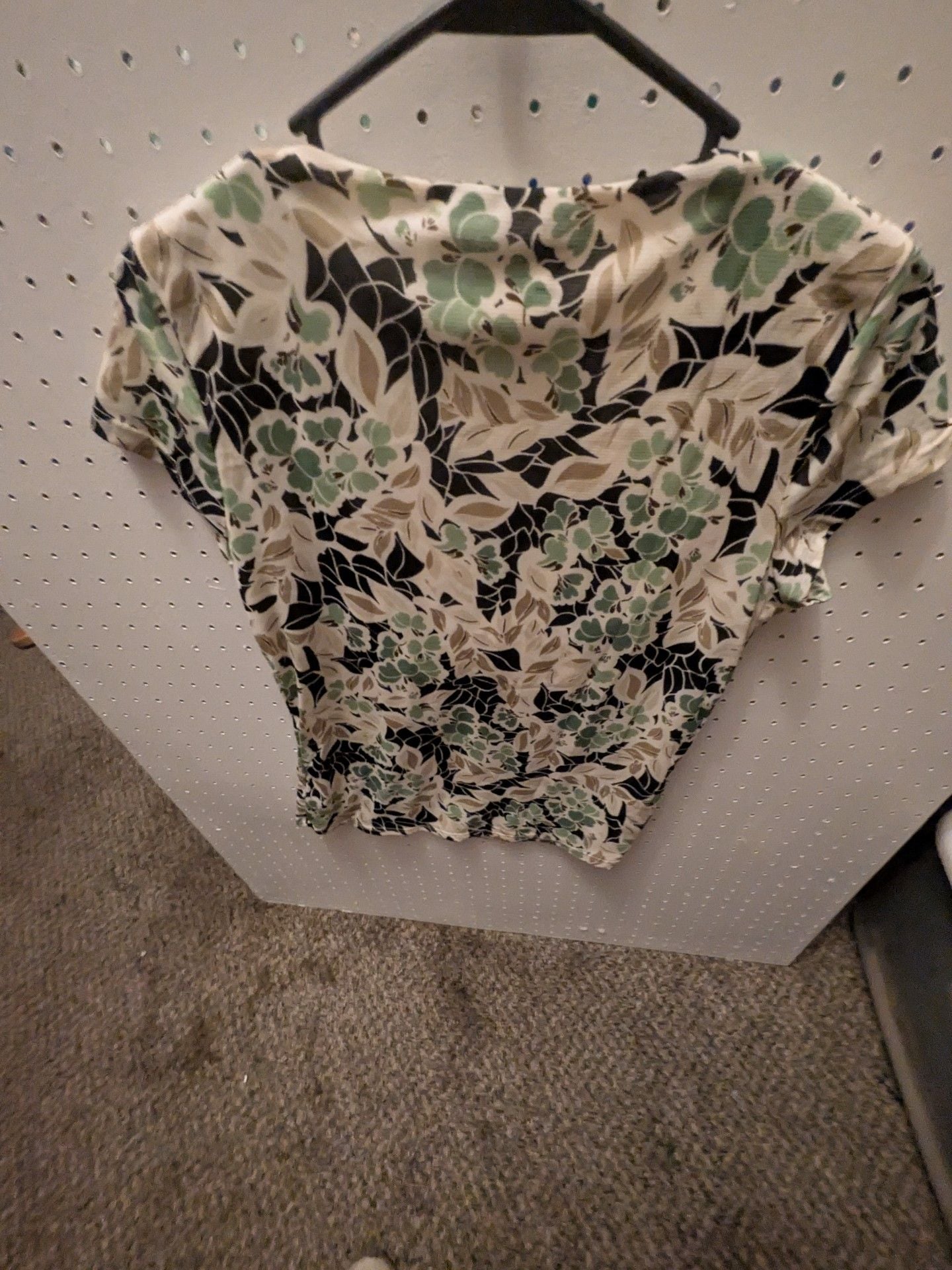 Geoffrey Beene Sport Floral V-Neck Blouse Size L Green Black Nylon 5