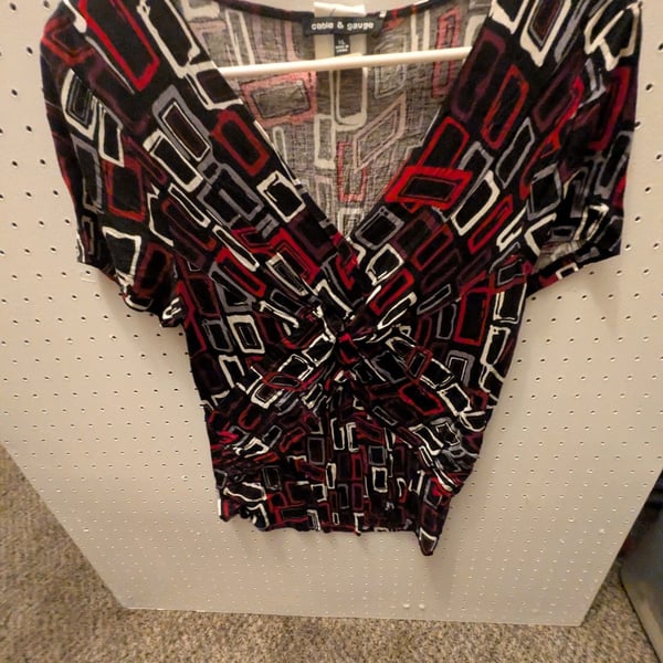 cable & gauge Blouse Size XL Geometric Print V-Neck Short Sleeve