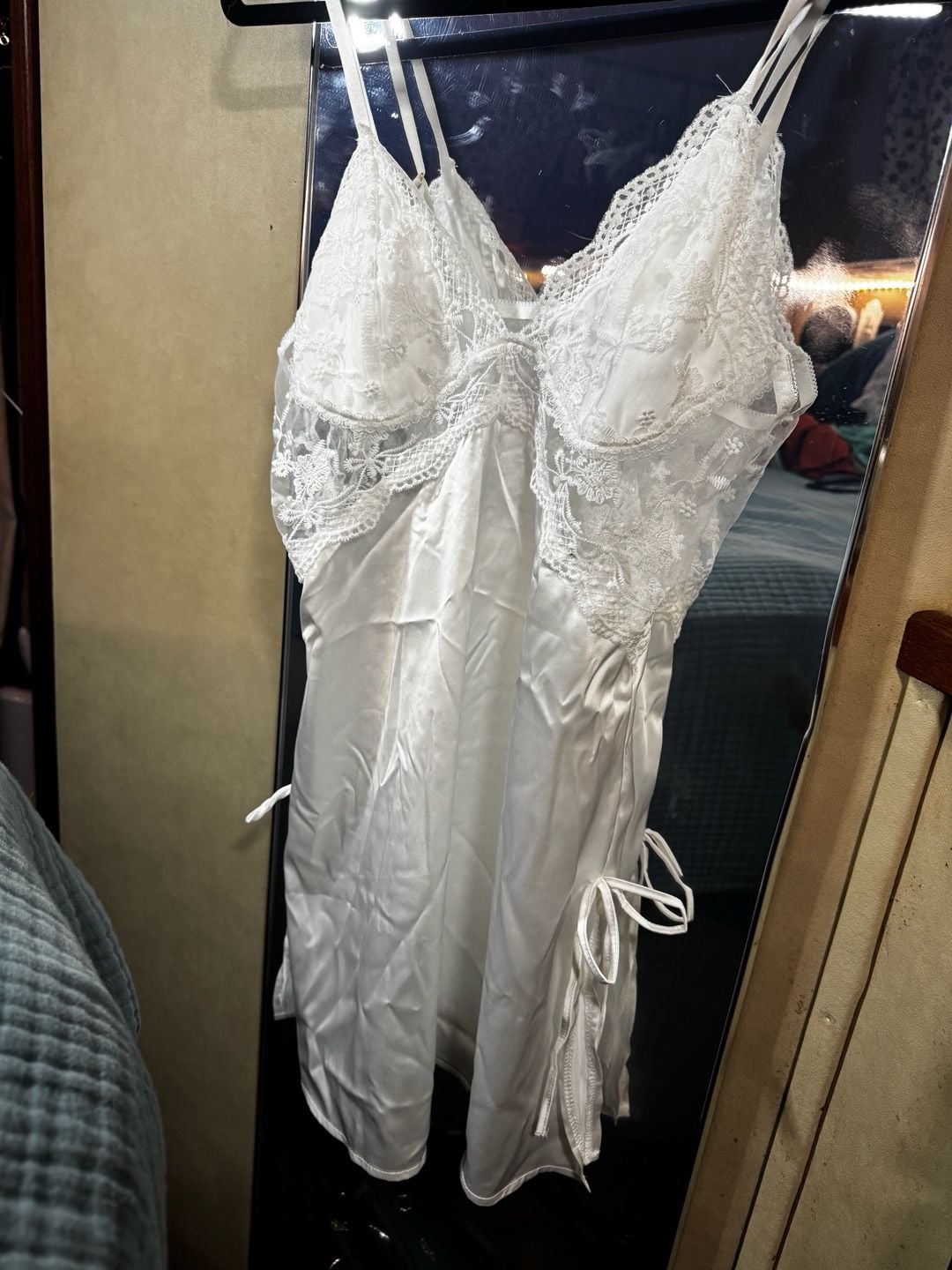 Bridal white bow lace silky nightgown - sz small 8