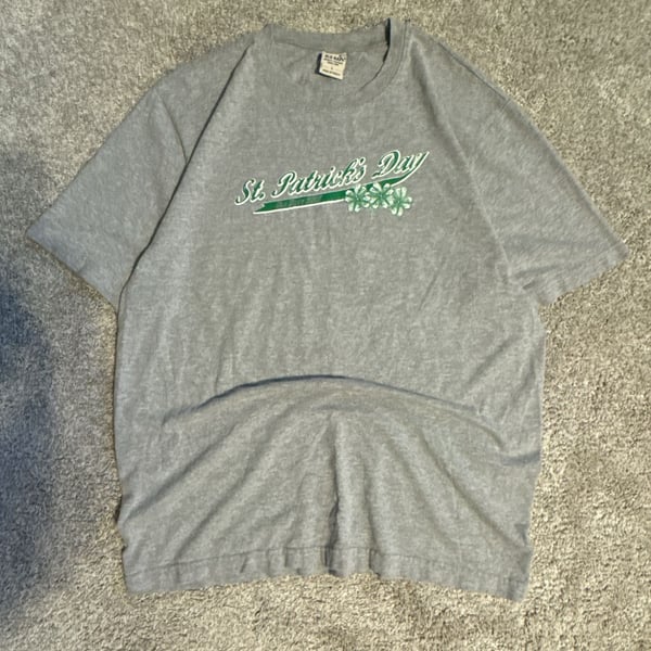 Old Navy St Patrick's Day T-Shirt Size L Gray Graphic Tee Shamrock