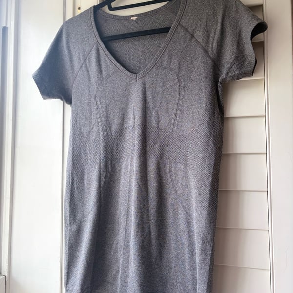 Lululemon Run Swiftly Tech Short Sleeve V-Neck Size 8 Gray