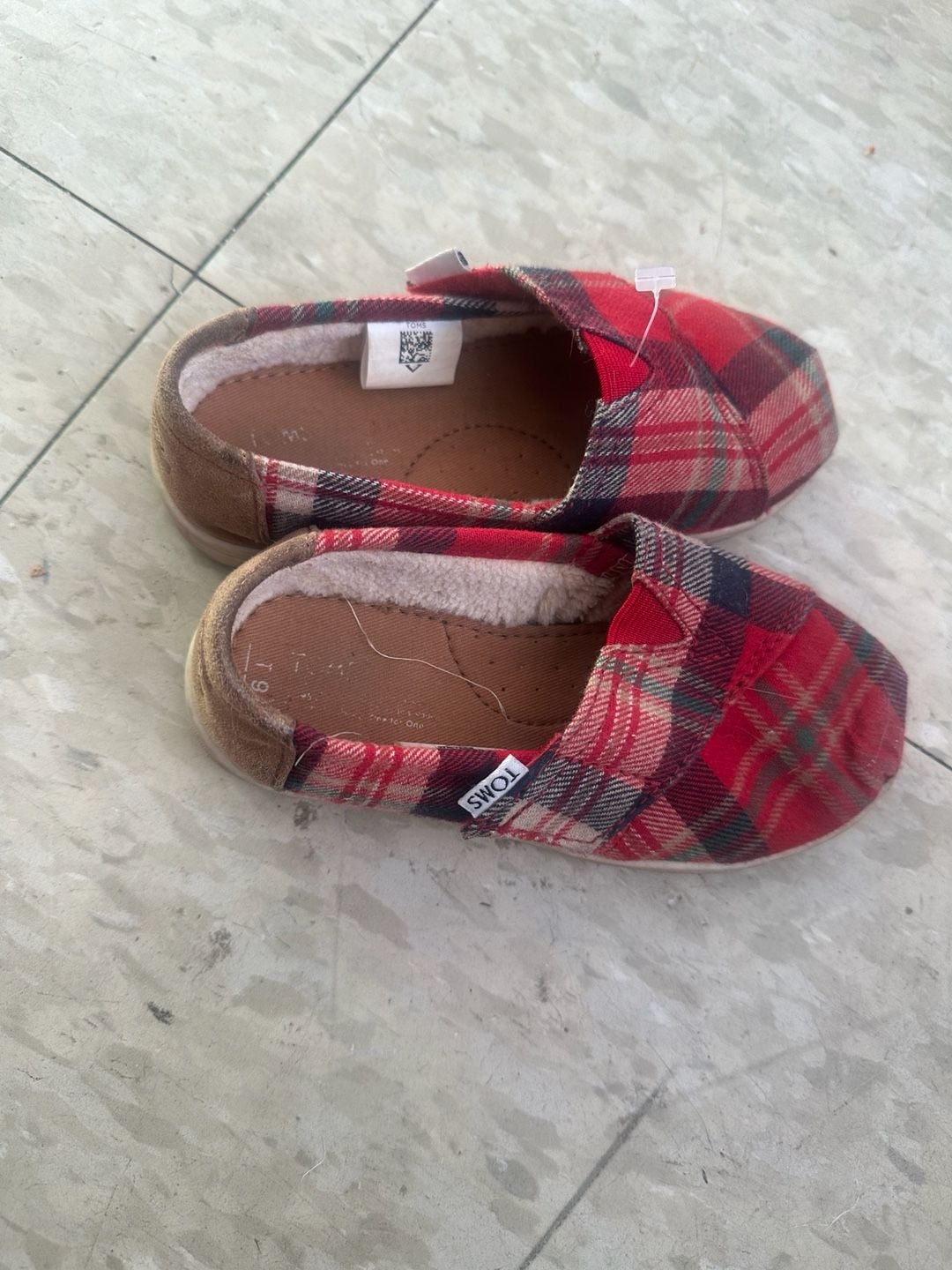 Toms Alpargata Slipper Size 9 Red Plaid Faux Fur Lined 2