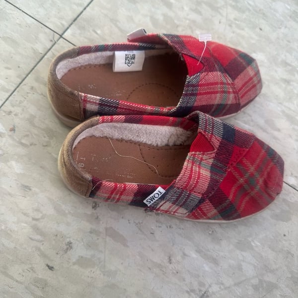 Toms Alpargata Slipper Size 9 Red Plaid Faux Fur Lined
