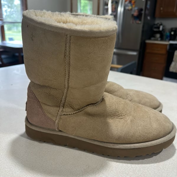 Authentic UGG Classic II Sheepskin Short Shearling Tan Boot Womens Size 10