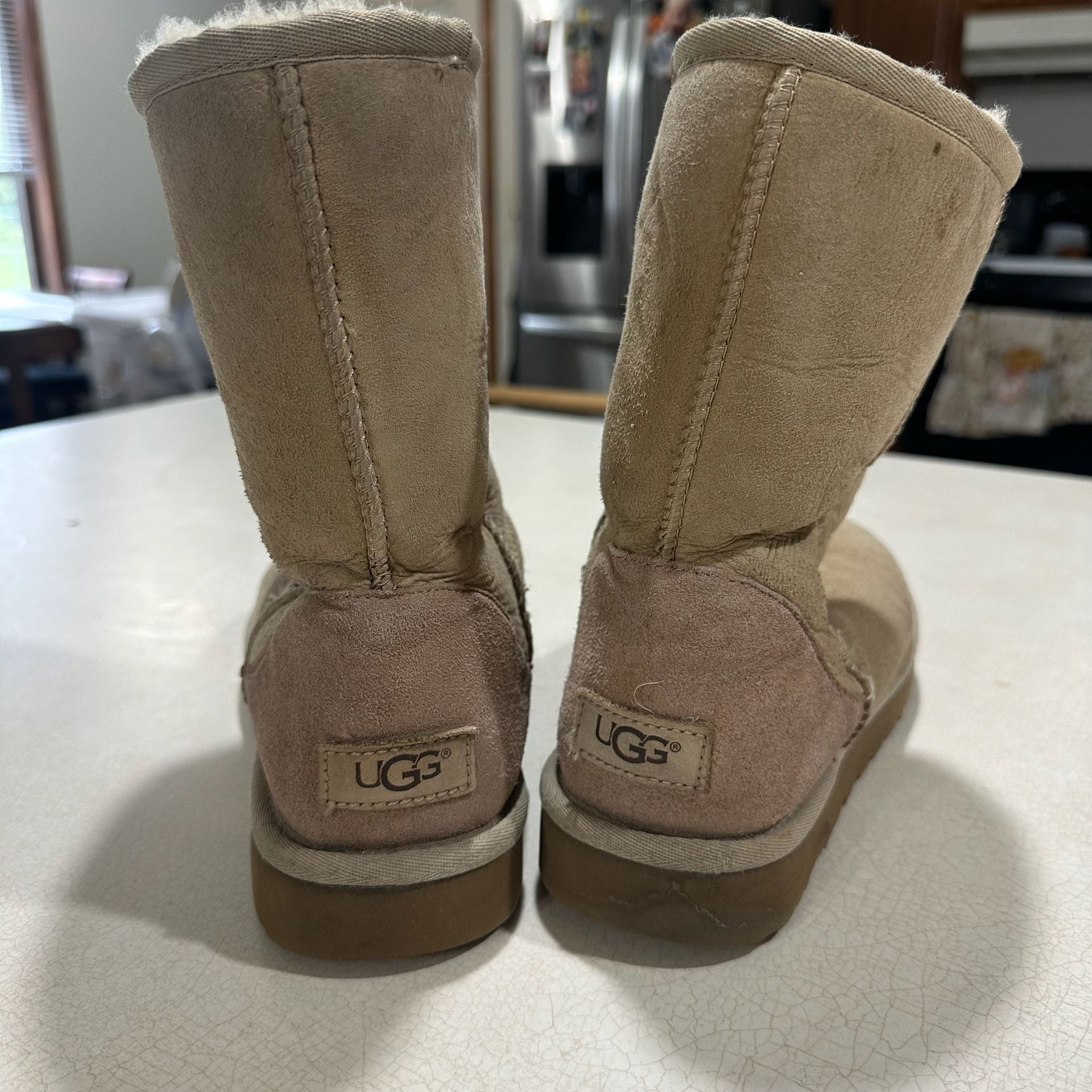 Authentic UGG Classic II Sheepskin Short Shearling Tan Boot Womens Size 10 3