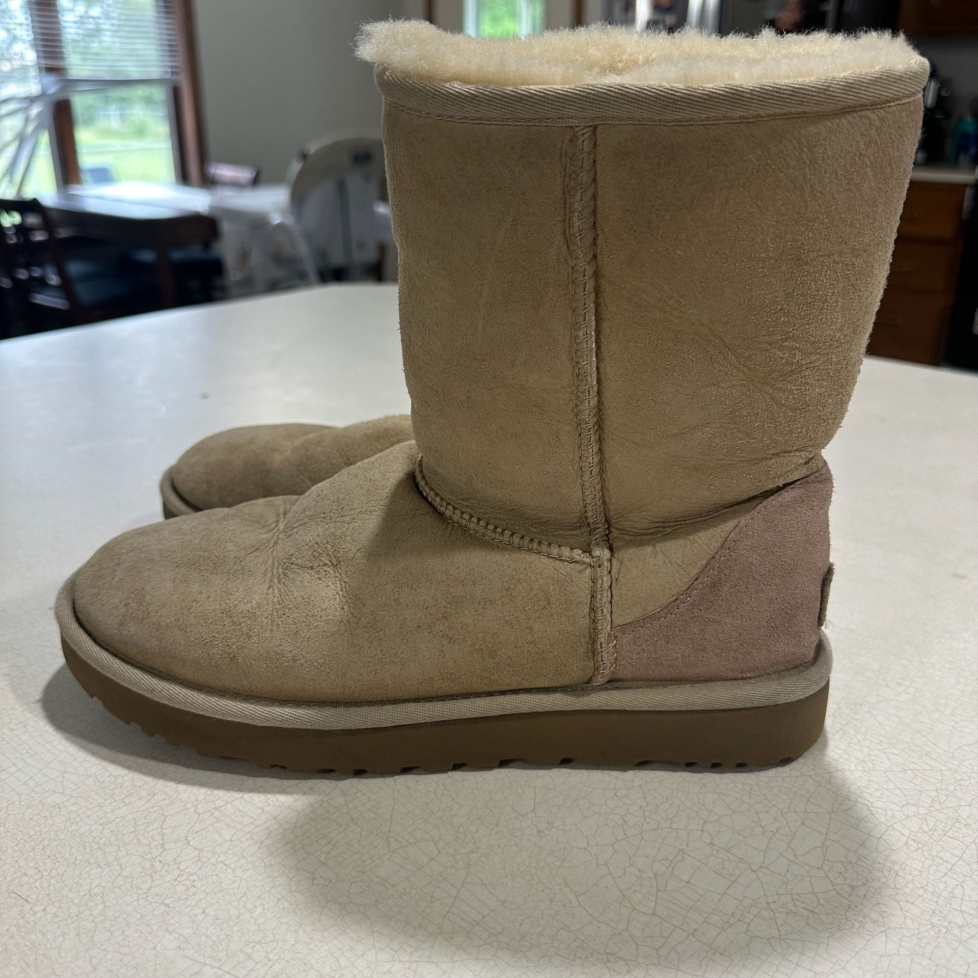 Authentic UGG Classic II Sheepskin Short Shearling Tan Boot Womens Size 10 4