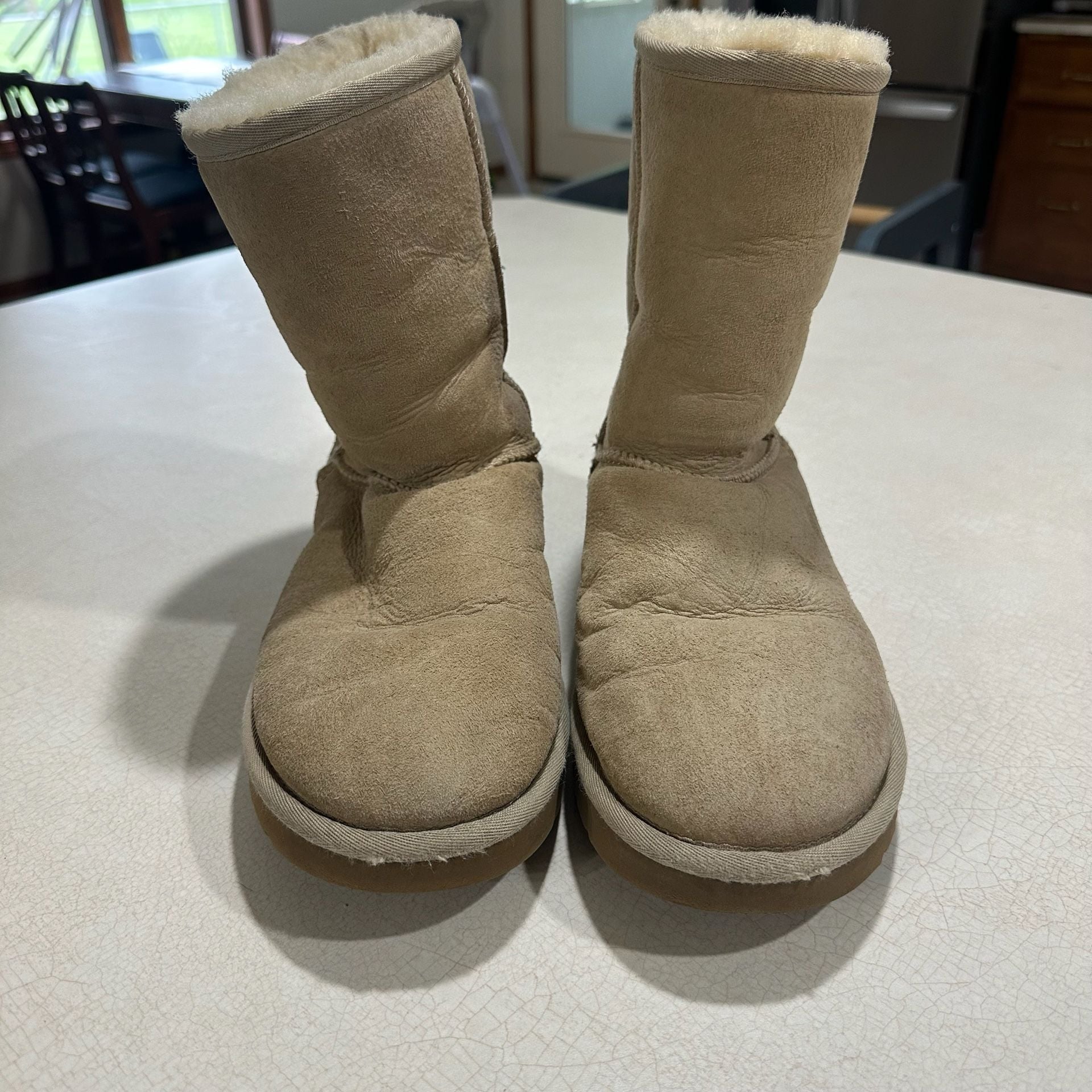 Authentic UGG Classic II Sheepskin Short Shearling Tan Boot Womens Size 10 5